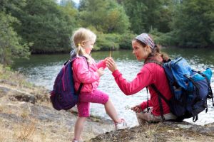 Mère et fille en sac à dos